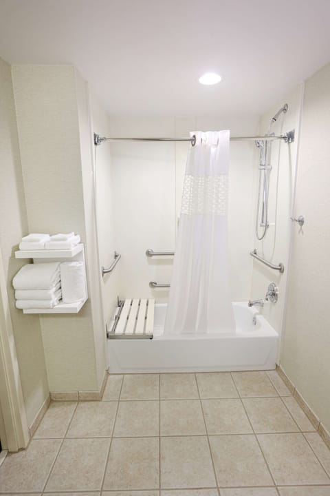 Room, 1 King Bed, Accessible, Bathtub (Mobility & Hearing) | Bathroom | Free toiletries, hair dryer, towels