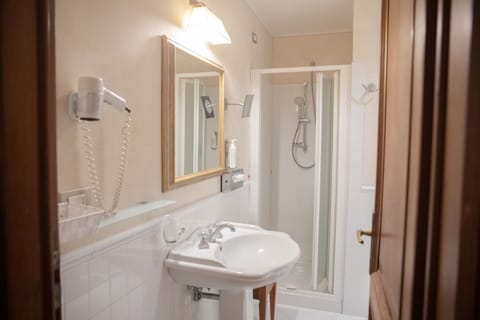 Basic Double Room | Bathroom | Hair dryer, towels