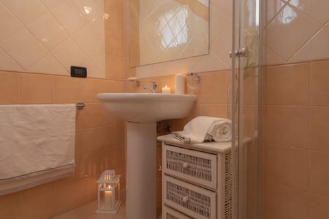 Standard Apartment, 1 Bedroom (Le Fontane Bilo 3 4Km From The Beach) | Bathroom | Shower, hair dryer, bidet, towels