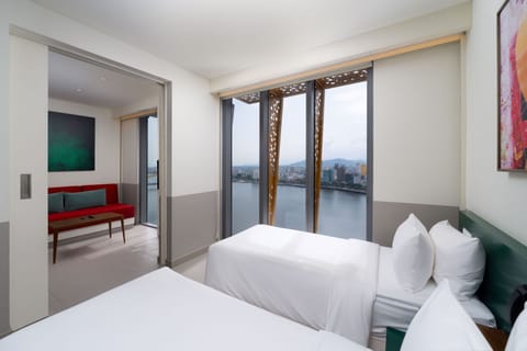 Wink Live© Two-bedroom Riverside | Premium bedding, down comforters, Select Comfort beds, minibar