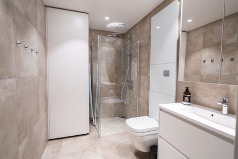 Grand Apartment | Bathroom