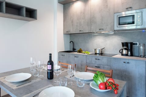 Standard Apartment, 1 Bedroom, Lakeside (Porto Letizia P16) | Private kitchen | Fridge, microwave, stovetop, coffee/tea maker