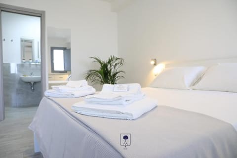 Comfort Room | Egyptian cotton sheets, premium bedding, in-room safe, desk