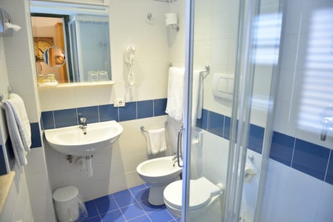 Economy Double Room | Bathroom | Shower, designer toiletries, hair dryer, towels