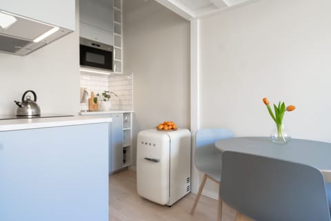 City Studio | Private kitchen | Mini-fridge, microwave, oven, stovetop