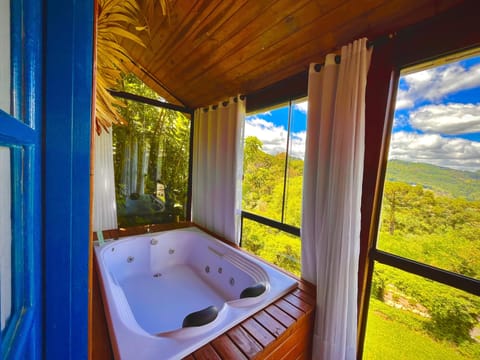 Deluxe Cabin, Jetted Tub, Mountain View | Minibar, free WiFi, bed sheets