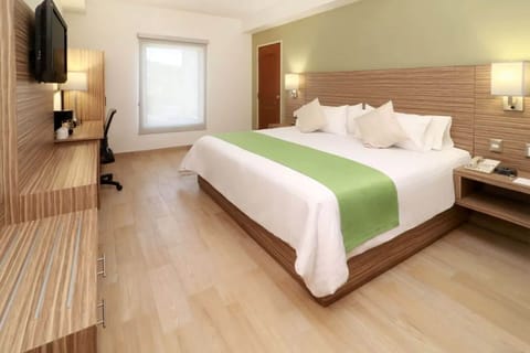 Room, 1 King Bed, Accessible, Non Smoking (Mobility) | Premium bedding, in-room safe, desk, laptop workspace