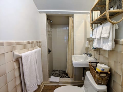 Deluxe Room, 1 King Bed | Bathroom | Free toiletries, hair dryer, towels