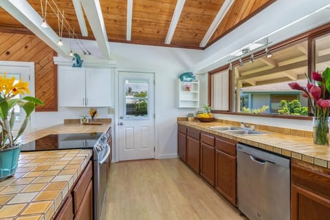 House, 2 Bedrooms | Private kitchen | Fridge, oven, coffee/tea maker, toaster