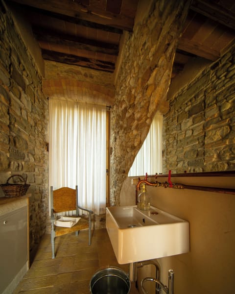 Shower, rainfall showerhead, free toiletries, hair dryer