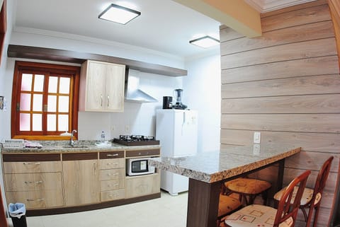 Apartamento 105 | Private kitchen | Fridge, microwave, cookware/dishes/utensils