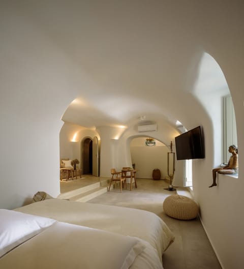 Luxury Suite, Hot Tub, Garden View | 1 bedroom, in-room safe, individually decorated, individually furnished