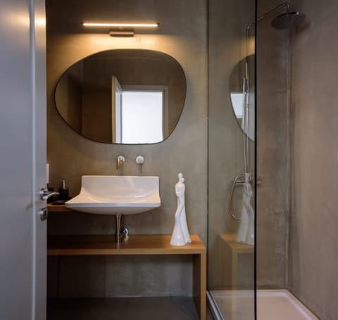 Honeymoon Suite, Hot Tub, Sea View | Bathroom | Shower, rainfall showerhead, free toiletries, hair dryer