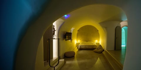 Luxury Suite, Hot Tub, Garden View | 1 bedroom, in-room safe, individually decorated, individually furnished