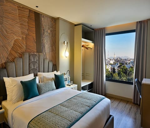 Art And Decor Suite Room | Minibar, in-room safe, individually decorated, individually furnished