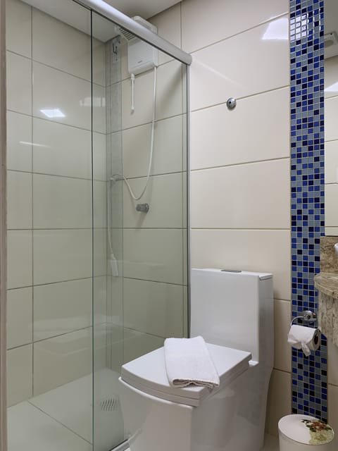 Deluxe Triple Room | Bathroom | Shower, hair dryer, towels, soap