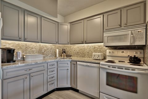 Condo, 2 Bedrooms | Private kitchen | Fridge, oven, coffee/tea maker, toaster