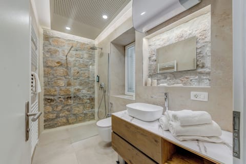 Deluxe Studio | Bathroom | Shower, hair dryer, towels, soap