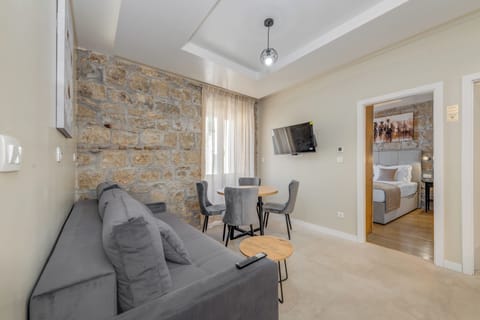 Deluxe Studio | Memory foam beds, desk, laptop workspace, free WiFi