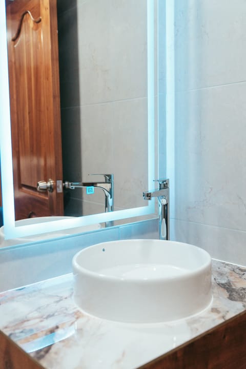 Comfort Double Room | Bathroom | Shower, rainfall showerhead, hair dryer, towels