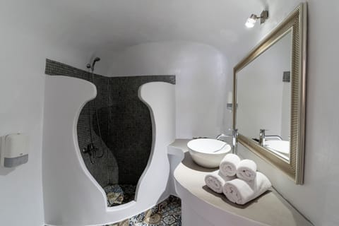 Cave Suite with Caldera & Sea View | Bathroom | Shower, free toiletries, hair dryer, towels