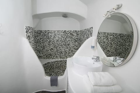 Cave Standard Studio with Caldera View | Bathroom | Shower, free toiletries, hair dryer, towels