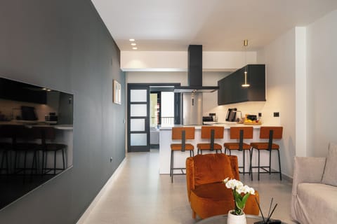 Superior Suite | Living area | 32-inch TV with satellite channels, pay movies