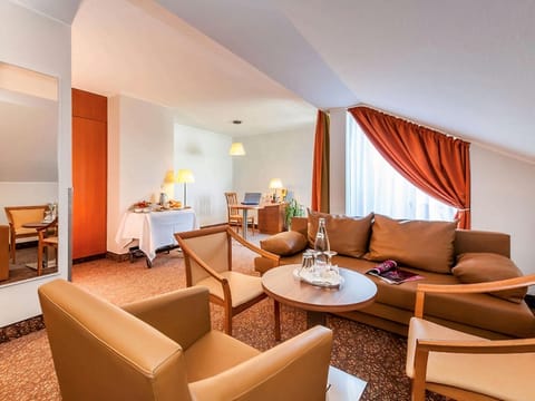 Junior Suite | Minibar, in-room safe, desk, free WiFi