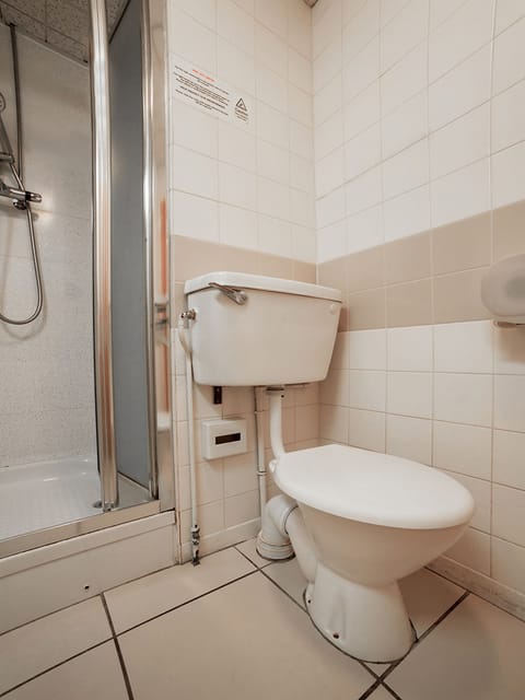 Standard Single Room | Bathroom | Free toiletries, hair dryer, towels