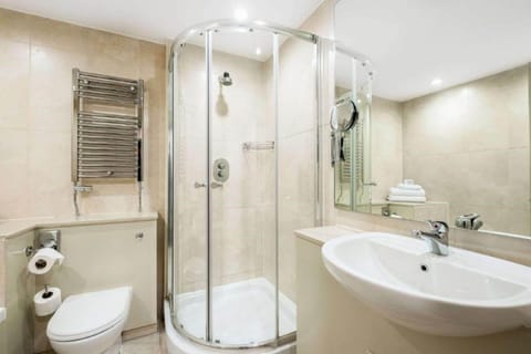 Combined shower/tub, hair dryer, towels