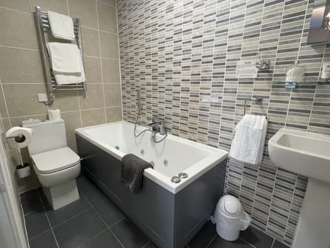 Deluxe Double Room, Jetted Tub | Bathroom | Free toiletries, hair dryer, towels