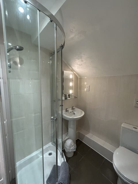 Superior Room, 1 King Bed | Bathroom | Free toiletries, hair dryer, towels