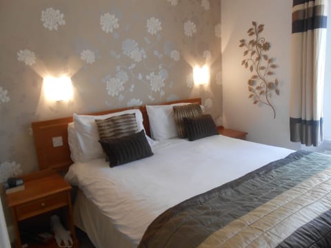 Double or Twin Room | Iron/ironing board, free cribs/infant beds, free WiFi, bed sheets