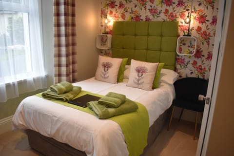 Small Double Room | Soundproofing, free WiFi, bed sheets