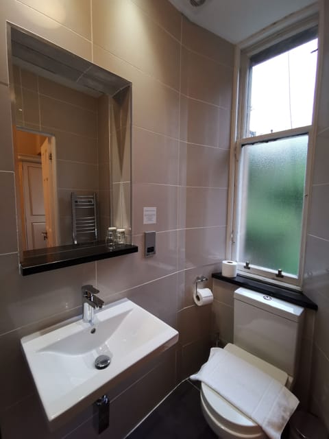 Standard Single Room | Bathroom | Shower, hair dryer, towels