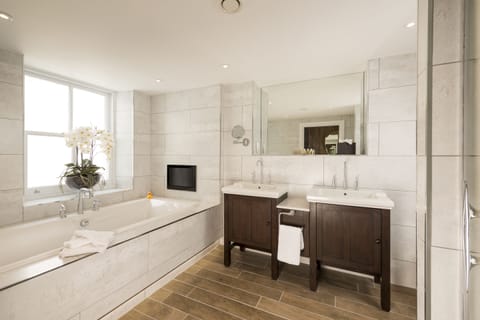 Signature Penthouse | Bathroom | Combined shower/tub, designer toiletries, hair dryer, bathrobes