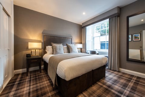 Royal Scots Club at 34A, lower ground floor | In-room safe, individually decorated, individually furnished, desk