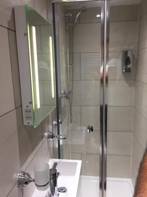 Combined shower/tub, hair dryer, towels