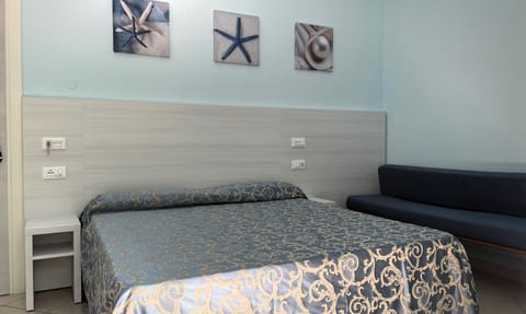 Triple Room | In-room safe, desk, free WiFi, bed sheets