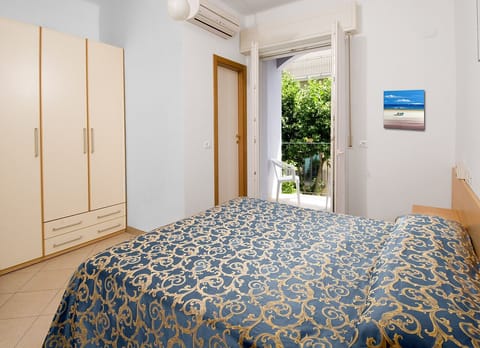 Triple Room | In-room safe, desk, free WiFi, bed sheets