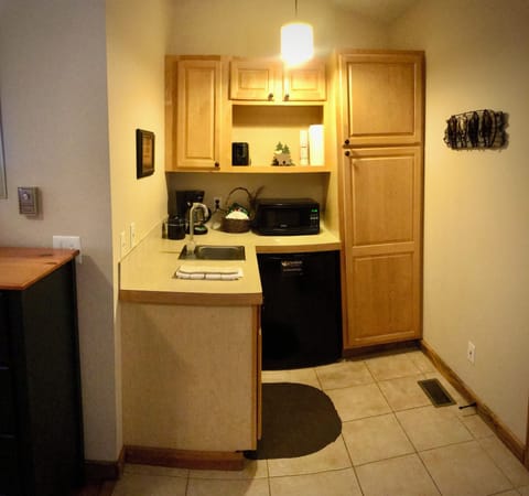 Romantic Cabin | Private kitchen | Mini-fridge, microwave, coffee/tea maker, toaster