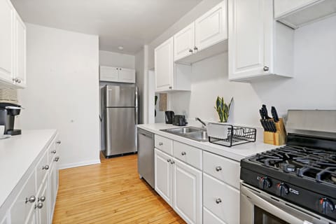 Classic Apartment, 1 Bedroom | Private kitchen | Fridge, oven, stovetop, dishwasher