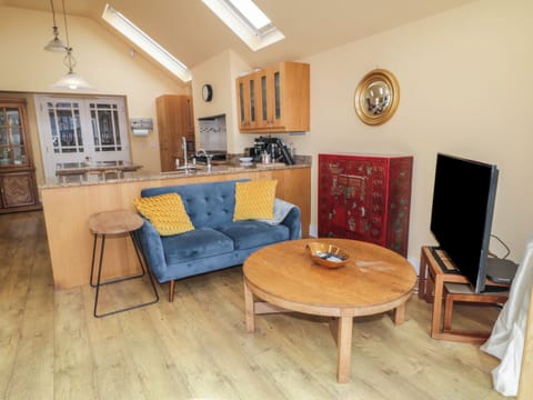 Electric kettle, toaster, cookware/dishes/utensils