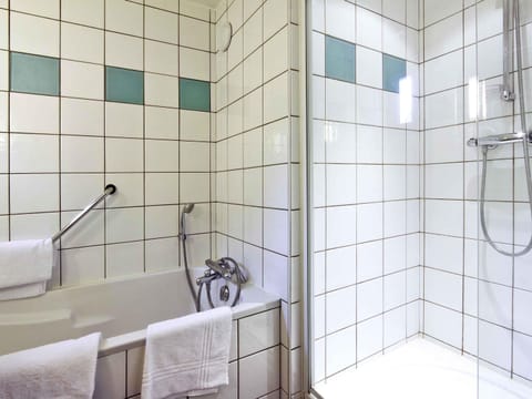 Premium bedding, desk, blackout drapes, soundproofing