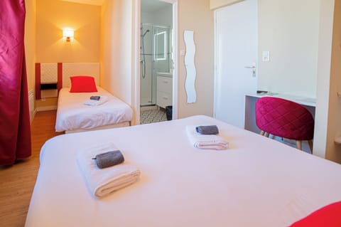 Exclusive Double Room | Desk, soundproofing, free WiFi, bed sheets