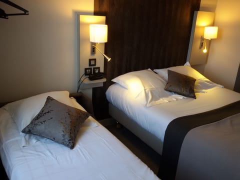 Room with 1 double bed and 1 sofa bed 1 person | Individually furnished, desk, soundproofing, iron/ironing board