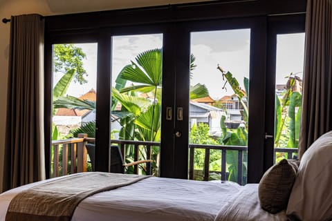 VILLA KAMU | Egyptian cotton sheets, premium bedding, desk, laptop workspace