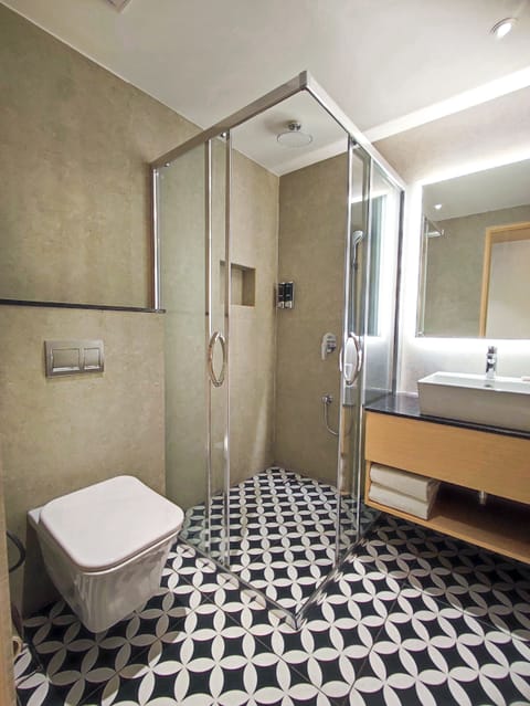 Combined shower/tub, rainfall showerhead, free toiletries, hair dryer