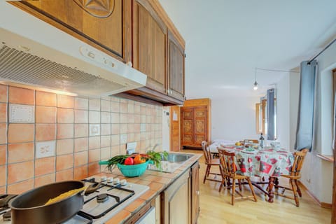 Standard Studio, Mountain View (Studio Clotes Ski In - Ski Out) | Private kitchen | Fridge, microwave, oven, stovetop