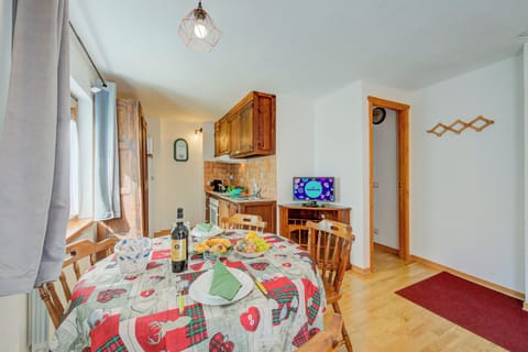 Standard Studio, Mountain View (Studio Clotes Ski In - Ski Out) | Living area | 21-inch TV with cable channels